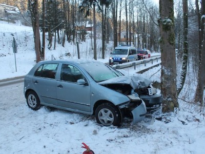 Pondělní sníh na silnicích některé řidiče zaskočil 