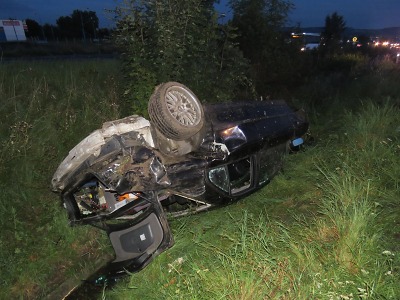 Vozidlo skončilo u Paceřic na střeše, posádka v turnovské nemocnici