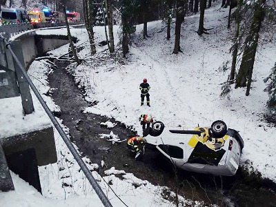 Auto skončilo u Poniklé v potoce