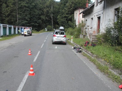 Za Poniklou vyletěla řidička ze skútru do zadního okna auta