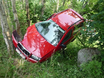Na R35 se bouralo, jeden řidič skončil na střeše, druhý zaklíněný ve stromu