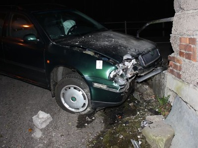 Řidička usnula za volantem a nabourala do zdi domu