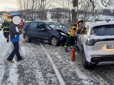V Roprachticích se na sněhu srazila dvě auta