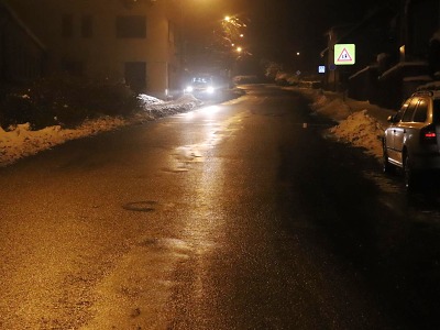 Chlapce po střetu s autobusem v Semilech zachránila hromada sněhu