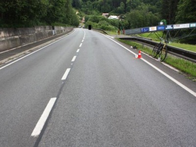 Policisté hledají svědky nehody cyklisty u golfového hřiště v Semilech