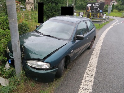 Řidič ve Splzově narazil do sloupu veřejného osvětlení