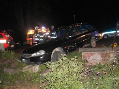 Muž bez řidičáku zacouval u Lomnice do plotu s autem bez technické