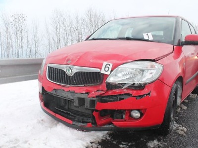 Škodovku na kluzkém povrchu u Studence zastavila až svodidla