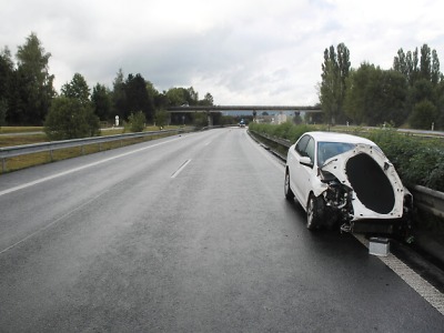 Na mokré silnici havaroval řidič ve Svijanech, škoda je přes 200 tisíc