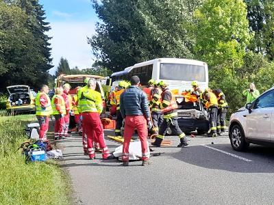 V Tatobitech se srazila dvě auta s autobusem