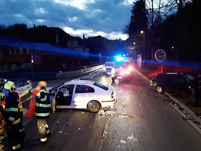 V Železném Brodě došlo ke srážce tří osobních aut