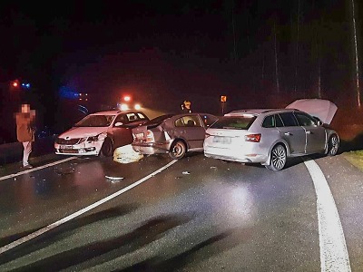 Tři auta se srazila mezi Železným Brodem a Loužnicí