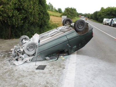 Starší řidič obrátil v Turnově auto na střechu