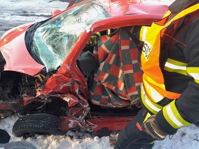 V Turnově se srazila tři auta, jednu řidičku museli vyprostit