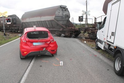 Na železničním přejezdu u Ktové nabourala dvě auta i vlak