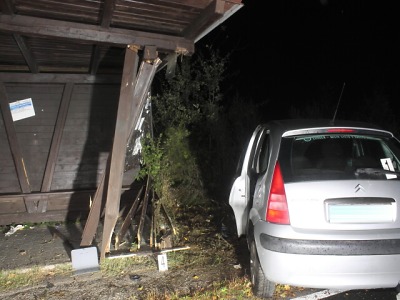 Řidič se u Tuhaně lekl srnky a poté málem zboural zastávku