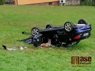 FOTO: Za přejezdem v Libštátě řidič nezvládl zatáčku