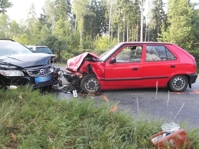 Řidič usnul za jízdy a za křižovatkou Zelený háj narazil do jiného auta
