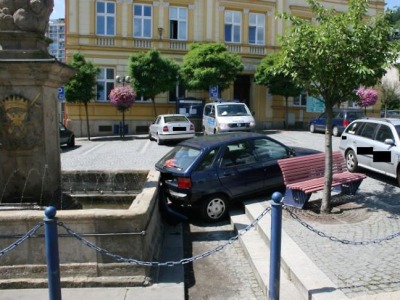 Při couvání v centru Železného Brodu narazil autem do kašny