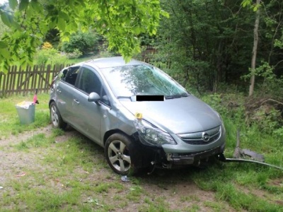 Nepozornost a ohlédnutí na psa způsobily přemet auta přes střechu