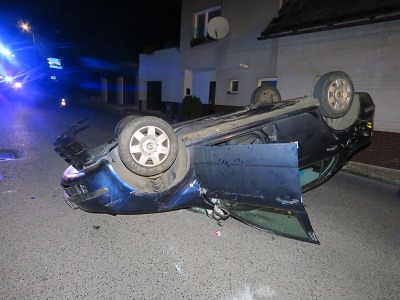 Opilý řidič v Železném Brodě najel na schodiště a otočil auto na střechu