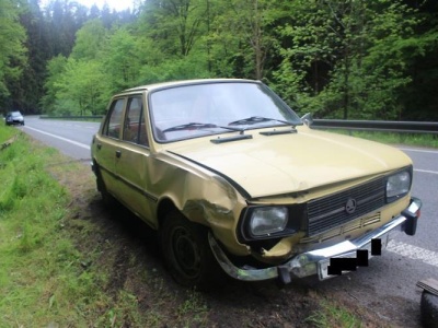 Řidič se při jízdě u Železného Brodu sehnul pro nákup a havaroval