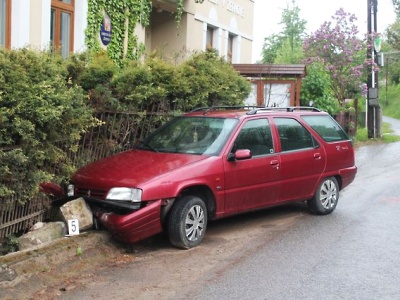 Kvůli vysoké rychlosti narazil v Žernově do obecního plotu