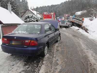 Shrnutí nehod a karambolů v Pojizeří po středeční sněhové přeháňce