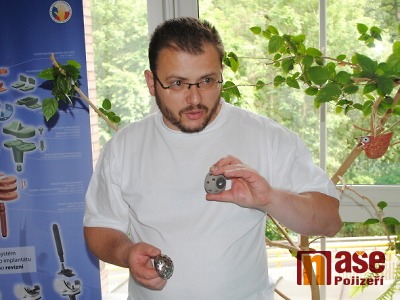 Semilští lékaři provedli unikátní operaci poškozené kloubní chrupavky