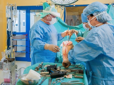 V Turnově voperovali pacientovi kolenní kloub zhotovený přímo na míru