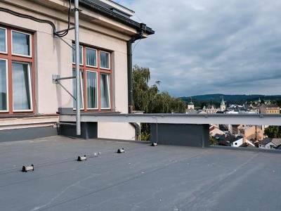 Další část střechy Gymnázia Turnov v novém