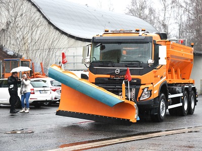 Silnice LK mají tři nová vozidla, tandemový válec i tažený zametač