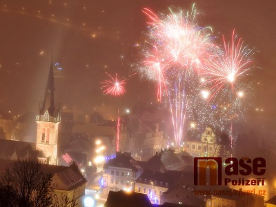 Obrazem: Ohňostroj nad Vrchlabím na Nový rok 2019