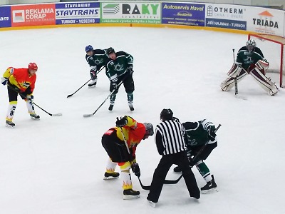 Souboj o první místo mezi Performers a Hnanicemi skončil vyrovnaně