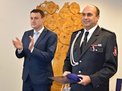 Dobrovolní hasiči Bartoníček a Prokop obdrželi záslužné medaile