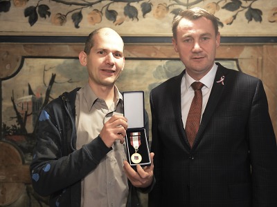 Hrdina Ivo Raisr převzal od hejtmana Záslužnou medaili I. stupně