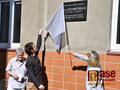 FOTO: Pamětní desku už má i bývalý starosta Semil Antonín Špidlen
