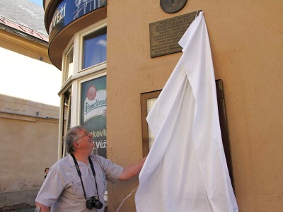 V Jilemnici slavnostně odhalili pamětní desku Jindřicha Ambrože