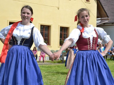 Obrazem: Oslavy jubilea KRNAPU zahájil folklorní soubor a pohádka