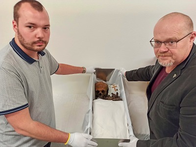 Ostatky biskupa Petra Františka Krejčího byly uloženy do nové rakve