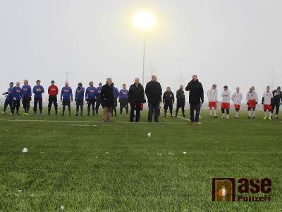 FOTO: Lomničtí fotbalisté se dočkali. Umělku otevřel zápas internacionálů