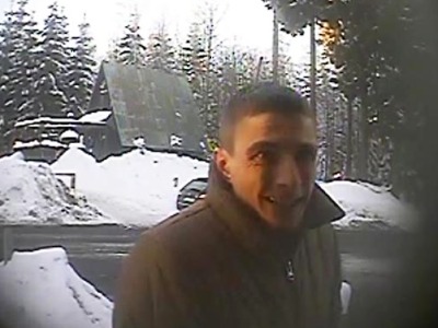 Policie žádá veřejnost o pomoc při identifikaci zlodějů aut v Bedřichově