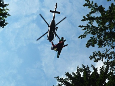 Léto už startuje: Na Kozákově začínají padat paraglidisti