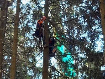 Semilští hasiči sundali ze stromu na Kozákově uvízlého paraglidistu
