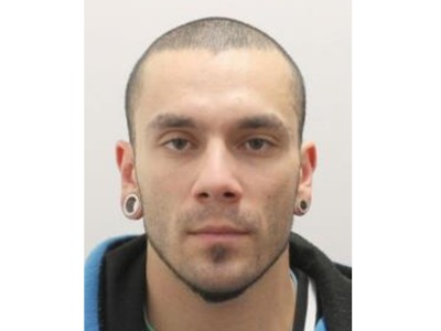 Kriminalisté zadrželi dva pachatele loupeže v Harrachově, po třetím pátrají