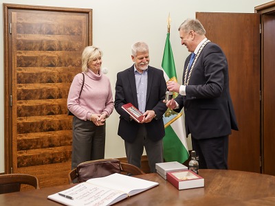 Prezident dostal v Jablonci hodiny, jeho choť vánoční ozdoby