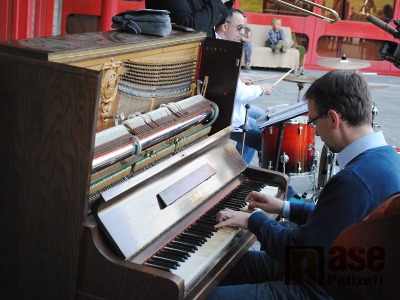 FOTO: Před semilským Golfem se poprvé rozeznělo piáno