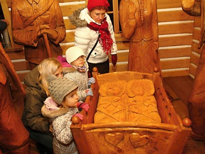 FOTO: Ve Vrchlabí rozsvítili stromek a otevřeli pohádkový betlém