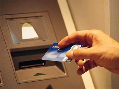 Muž zapomněl odebrat 5 tisíc z bankomatu a odešel