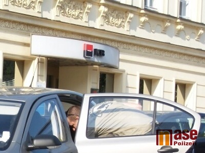 V Turnově evakuovali Komerční banku, anonym vyhrožoval bombou